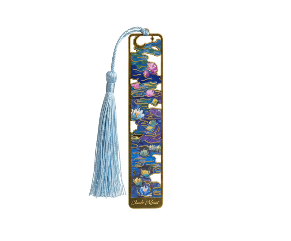 Marque-page Monet “Nymphéas” bleu avec pompon ciel — signet fin en métal émaillé, cadeau pour bibliophiles et fans d’art impressionniste.