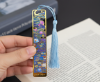 Marque-page Monet “Nymphéas” bleu avec pompon ciel — signet fin en métal émaillé, cadeau pour bibliophiles et fans d’art impressionniste.
