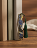 Marque-page Van Gogh “La Nuit étoilée”, métal doré et pompon bleu — signet design inspiré du chef‑d’œuvre, parfait pour romans et papeterie.
